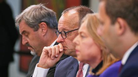 Friedrich Merz, Bundeskanzler und Bundesvorsitzender der CDU, Bärbel Bas, Bundesministerin für Arbeit und Soziales und Bundesvorsitzende der SPD, und Lars Klingbeil, Bundesminister der Finanzen und Bundesvorsitzender der SPD, bei der Bekanntgabe von Ergebnissen im Bundeskanzleramt