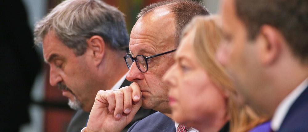 Friedrich Merz, Bundeskanzler und Bundesvorsitzender der CDU, Bärbel Bas, Bundesministerin für Arbeit und Soziales und Bundesvorsitzende der SPD, und Lars Klingbeil, Bundesminister der Finanzen und Bundesvorsitzender der SPD, bei der Bekanntgabe von Ergebnissen im Bundeskanzleramt
