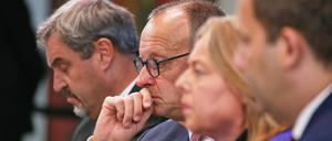 Friedrich Merz, Bundeskanzler und Bundesvorsitzender der CDU, Bärbel Bas, Bundesministerin für Arbeit und Soziales und Bundesvorsitzende der SPD, und Lars Klingbeil, Bundesminister der Finanzen und Bundesvorsitzender der SPD, bei der Bekanntgabe von Ergebnissen im Bundeskanzleramt
