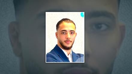 Die Polizei sucht diesen Unbekannten, der in Potsdam einen Mann betrog.