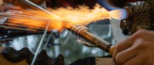 Auch Fachbereichswerkstätten wie etwa die Glasbläserei helfen bei nachhaltigen Lösungen.