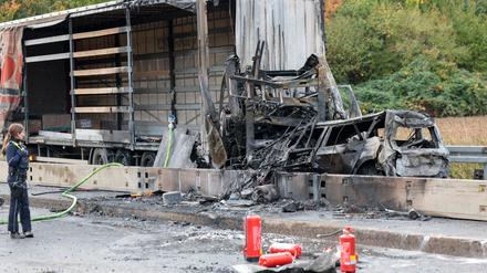 Bei einem Unfall auf der A59 bei Köln ist ein Mensch getötet worden.