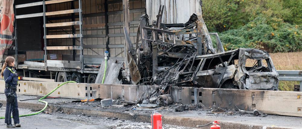 Bei einem Unfall auf der A59 bei Köln ist ein Mensch getötet worden.