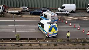 Polizeifahrzeuge sind auf der A100 zu sehen. 