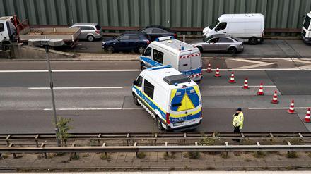 Polizeifahrzeuge sind auf der A100 zu sehen.