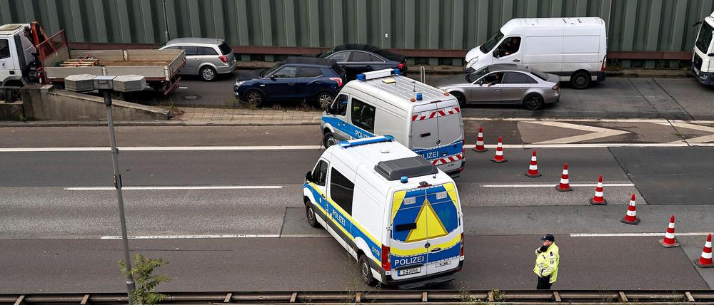 Polizeifahrzeuge sind auf der A100 zu sehen.