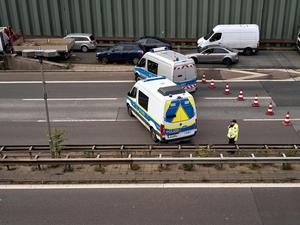 Polizeifahrzeuge sind auf der A100 zu sehen. 