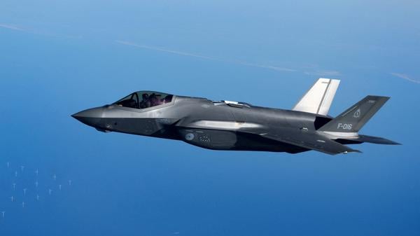 Ein niederländisches F-35-Kampfflugzeug während der Nato-Übung „Ramstein Flag“ über Dänemark (Symbolbild)