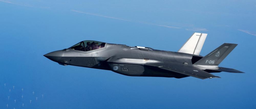 Ein niederländisches F-35-Kampfflugzeug während der Nato-Übung „Ramstein Flag“ über Dänemark (Symbolbild)