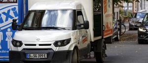 Ein Lieferwagen mit E-Nummernschild in Berlin.