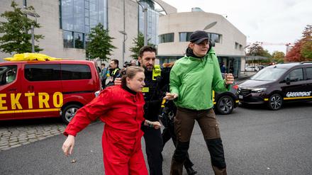 Greenpeace Aktivisten werden vor dem Kanzleramt von der Polizei abgeführt.