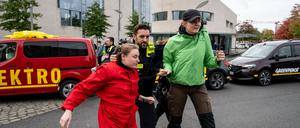 Greenpeace Aktivisten werden vor dem Kanzleramt von der Polizei abgeführt.