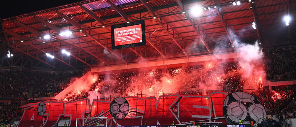 Der Pyrotechnik-Einsatz der eigenen Fans beim Heimspiel gegen den FC Basel hat Konsequenzen für den SC Freiburg.