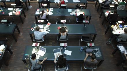 Studenten im Lesesaal des Jacob-und-Wilhelm-Grimm-Zentrums der Berliner Humboldt Universitaet.