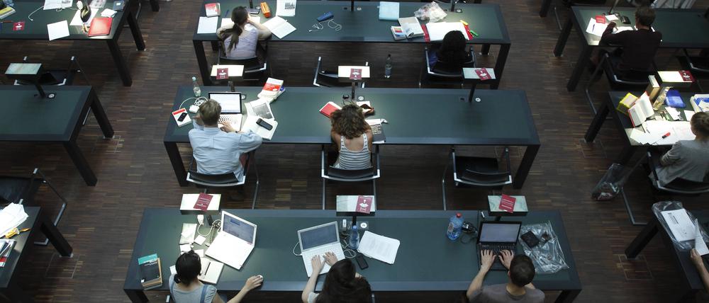 Studenten im Lesesaal des Jacob-und-Wilhelm-Grimm-Zentrums der Berliner Humboldt Universitaet.