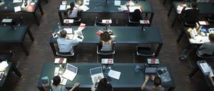 Studenten im Lesesaal des Jacob-und-Wilhelm-Grimm-Zentrums der Berliner Humboldt Universitaet.