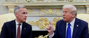 US-Präsident Donald Trump gestikuliert, während er sich mit dem kanadischen Premierminister Mark Carney im Oval Office des Weißen Hauses trifft.