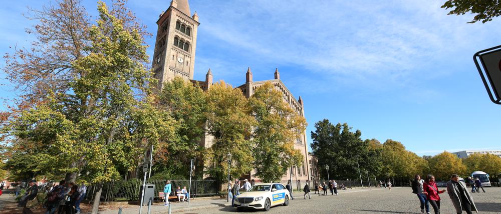 Im Mai 2026 soll auf dem Bassinplatz Potsdam ein Gedenkort für die Bücherverbrennung von 1933 entstehen.