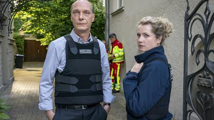 ARD/MDR TATORT: SIEBENSCHLÄFER, am Sonntag (12.10.25) um 20:15 Uhr im ERSTEN. Im Foto (v.l.n.r.): Peter Schnabel (Martin Brambach), Leonie Winkler (Cornelia Gröschel) vor der Praxis von Dr. Michael Brückner. © MDR/MadeFor Film/Steffen Junghans, honorarfrei - Verwendung gemäß der AGB im engen inhaltlichen, redaktionellen Zusammenhang mit genannter MDR-Sendung bei Nennung "Bild: MDR/MadeFor Film/Steffen Junghans" (S2+). MDR/HA Kommunikation, 04360 Leipzig, Tel: (0341) 300 6477 oder - 6463