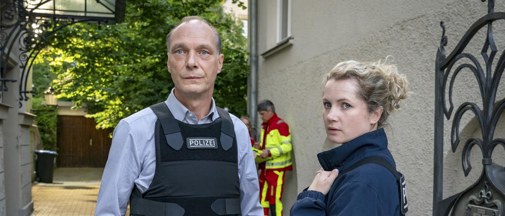 ARD/MDR TATORT: SIEBENSCHLÄFER, am Sonntag (12.10.25) um 20:15 Uhr im ERSTEN. Im Foto (v.l.n.r.): Peter Schnabel (Martin Brambach), Leonie Winkler (Cornelia Gröschel) vor der Praxis von Dr. Michael Brückner. © MDR/MadeFor Film/Steffen Junghans, honorarfrei - Verwendung gemäß der AGB im engen inhaltlichen, redaktionellen Zusammenhang mit genannter MDR-Sendung bei Nennung "Bild: MDR/MadeFor Film/Steffen Junghans" (S2+). MDR/HA Kommunikation, 04360 Leipzig, Tel: (0341) 300 6477 oder - 6463