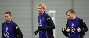 Nick Woltemade (Mi.) scheint rechtzeitig zum Spiel gegen Luxemburg wieder gesund geworden zu sein.