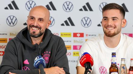 Trotz der Ausfälle in Vorfreude auf die Spiele: Trainer Antonio Di Salvo (l) und Torhüter Dennis Seimen.