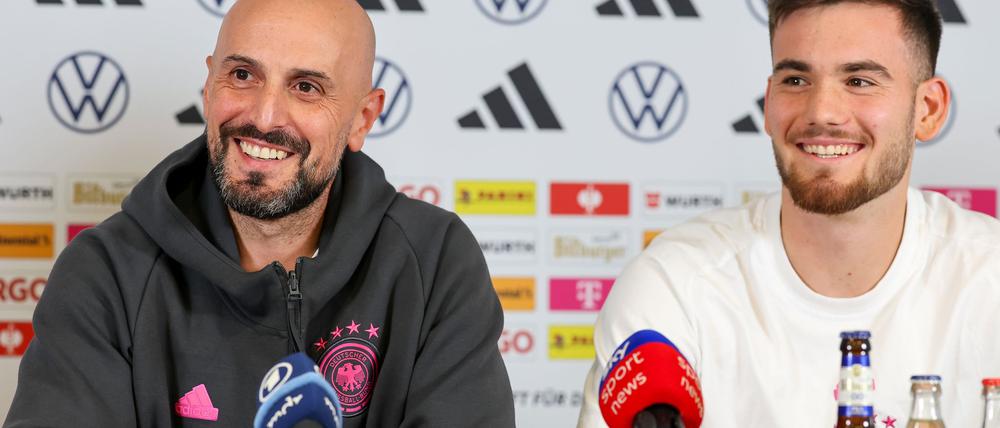 Trotz der Ausfälle in Vorfreude auf die Spiele: Trainer Antonio Di Salvo (l) und Torhüter Dennis Seimen.
