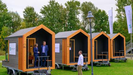 Mini-Büros auf der grünen Wiese: Sogenannte Tiny Spaces dienen als Arbeitsräume und Kreativwerkstatt im Start-up-Zentrum in Beeskow.