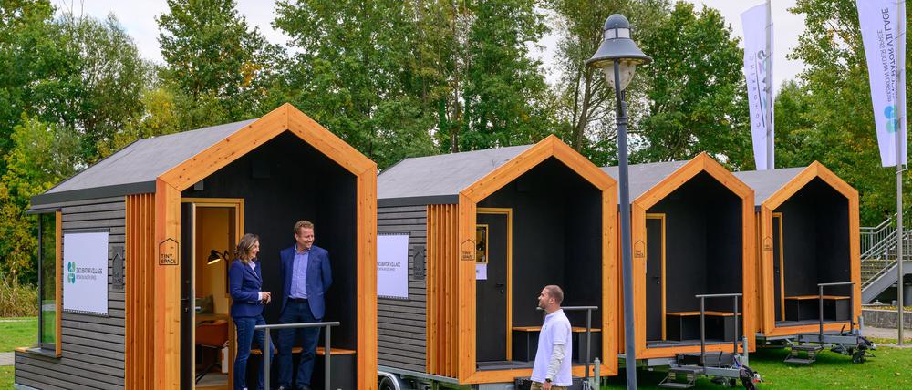 Mini-Büros auf der grünen Wiese: Sogenannte Tiny Spaces dienen als Arbeitsräume und Kreativwerkstatt im Start-up-Zentrum in Beeskow.