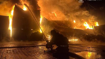 Ukrainische Feuerwehrleute bekämpfen einen Brand in der Region Odessa nach russischen Angriffen.