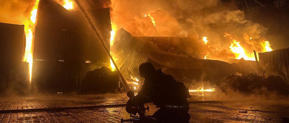 Ukrainische Feuerwehrleute bekämpfen einen Brand in der Region Odessa nach russischen Angriffen.