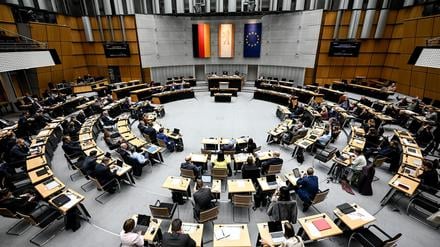 09.10.2025, Berlin: Die Abgeordneten stimmen bei der Plenarsitzung des Berliner Abgeordnetenhaus zum Nachtragshaushaltsgesetz ab. Foto: Britta Pedersen/dpa +++ dpa-Bildfunk +++