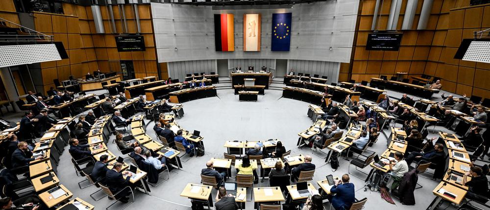 09.10.2025, Berlin: Die Abgeordneten stimmen bei der Plenarsitzung des Berliner Abgeordnetenhaus zum Nachtragshaushaltsgesetz ab. Foto: Britta Pedersen/dpa +++ dpa-Bildfunk +++