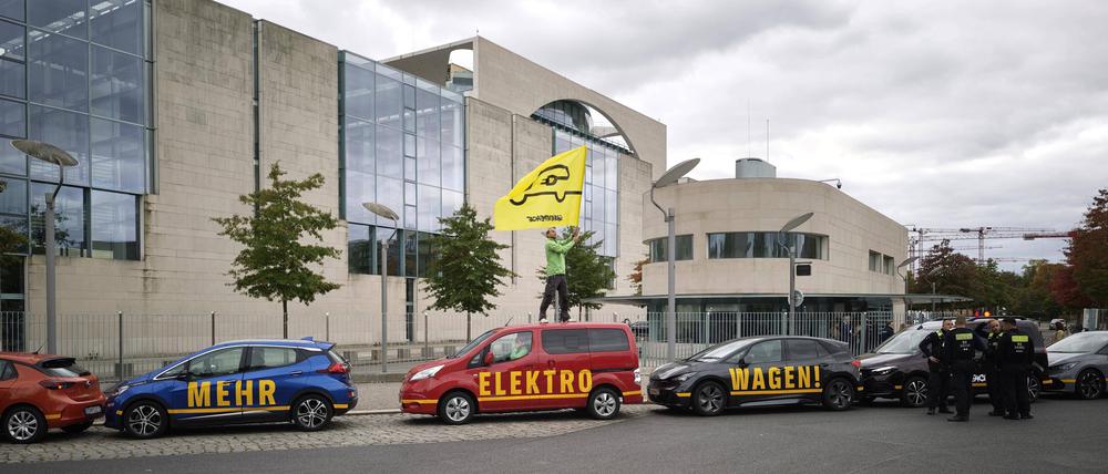 Aktivisten von Greenpeace protestieren vor dem Autogipfel im Kanzleramt.