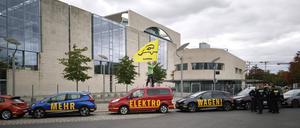 Aktivisten von Greenpeace protestieren vor dem Autogipfel im Kanzleramt.