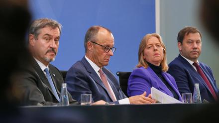 Pressekonferenz nach Koalitionsausschuss: CSU-Chef Markus Söder, Bundeskanzler Friedrich Merz (CDU), Bundesministerin für Arbeit und Soziales Bärbel Bas (SPD) und Finanzminister Lars Klingbeil (SPD) präsentieren die Ergebnisse.