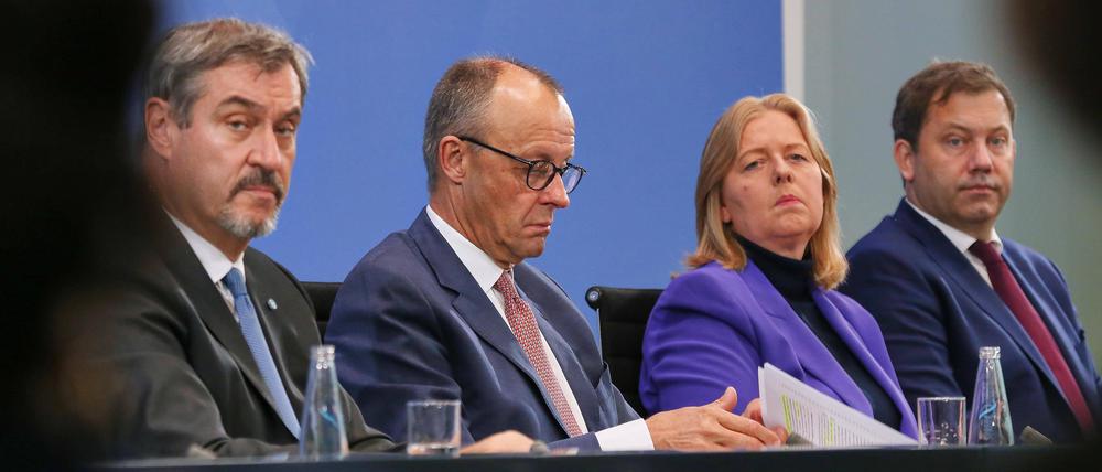 Pressekonferenz nach Koalitionsausschuss: CSU-Chef Markus Söder, Bundeskanzler Friedrich Merz (CDU), Bundesministerin für Arbeit und Soziales Bärbel Bas (SPD) und Finanzminister Lars Klingbeil (SPD) präsentieren die Ergebnisse.