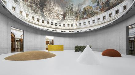 Meg Websters Installation aus Erde, Bienenwachs, Salz und Zweigen in der Rotunde der Pariser Börse