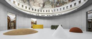 Meg Websters Installation aus Erde, Bienenwachs, Salz und Zweigen in der Rotunde der Pariser Börse