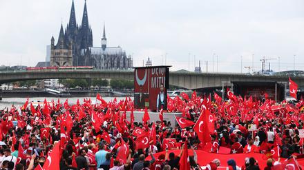 Anhänger des türkischen Staatspräsidenten Erdogan bei einer Demo 2016 in Köln.