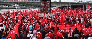 Anhänger des türkischen Staatspräsidenten Erdogan bei einer Demo 2016 in Köln.