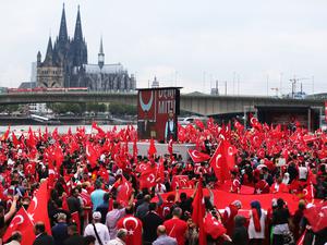 Anhänger des türkischen Staatspräsidenten Erdogan bei einer Demo 2016 in Köln.
