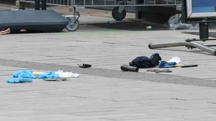 Die Polizei hat auf einer belebten Einkaufsstraße in Düsseldorf einen bewaffneten Mann niedergeschossen und schwer verletzt. 