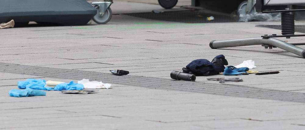 Die Polizei hat auf einer belebten Einkaufsstraße in Düsseldorf einen bewaffneten Mann niedergeschossen und schwer verletzt.