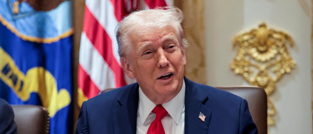 US-Präsident Donald Trump nimmt am 9. Oktober 2025 an einer Kabinettssitzung im Weißen Haus in Washington, D.C., USA, teil.