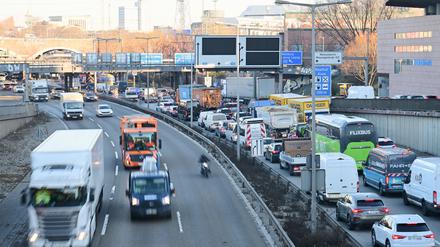 Die Autobahngesellschaft hat an der A100 an einer weiteren Brücke Schäden festgestellt. (Archivbild) 