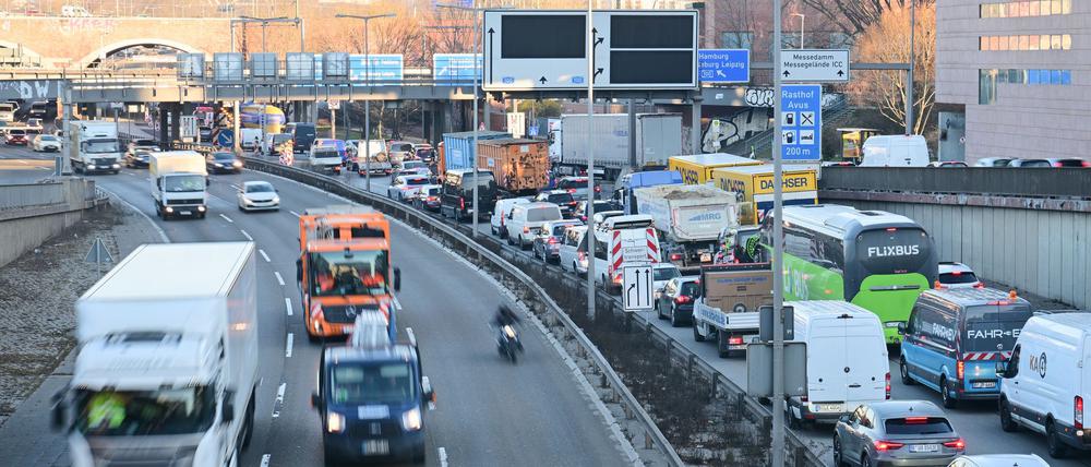 Die Autobahngesellschaft hat an der A100 an einer weiteren Brücke Schäden festgestellt. (Archivbild)
