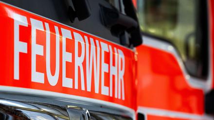 Feuerwehrleute retten zwei Menschen aus Mehrfamilienhaus. (Symbolbild) 