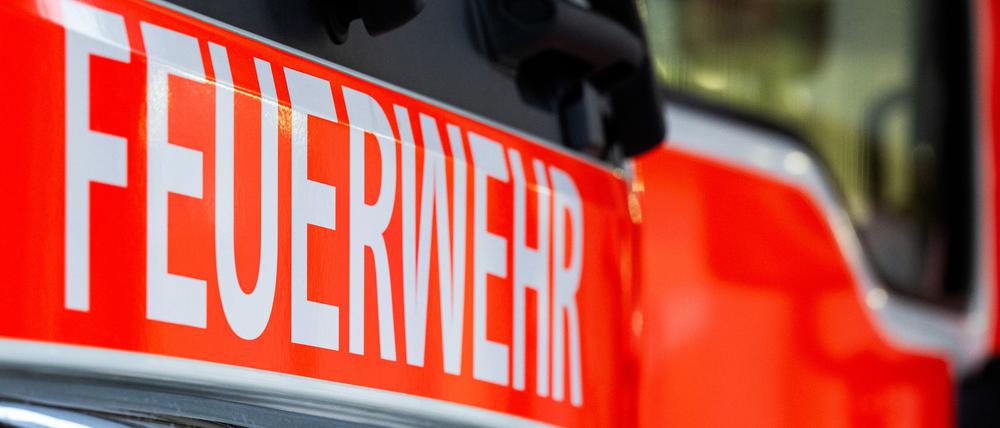 Feuerwehrleute retten zwei Menschen aus Mehrfamilienhaus. (Symbolbild)