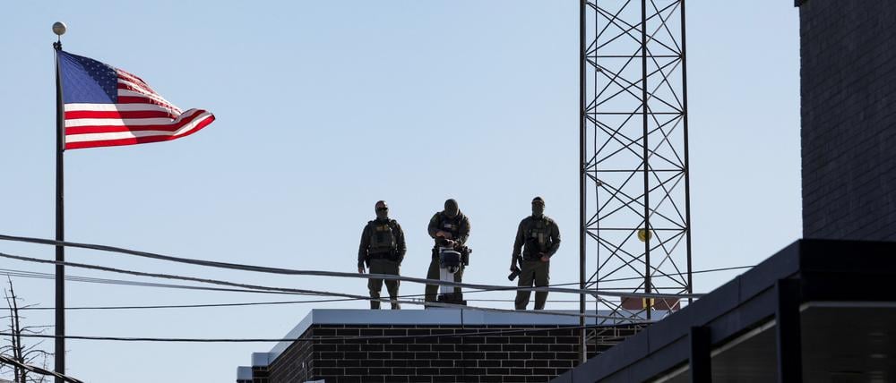 Grenzbeamte schauen am Donnerstag vom Dach der US-Einwanderungsbehörde ICE ein Chicago.